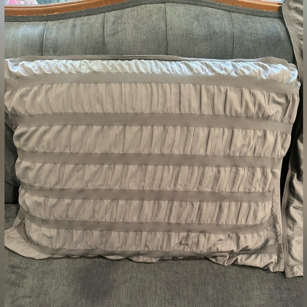 UGG Standard Size Pair Seersucker Pillow Shams Nice shade of Blue/Gray. Like New